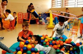 Crianças brincam na recreação da Escola Emellyne de Azevedo Aguiar, implantada na periferia de Cajamar (SP) por determinação do CME: de olho nas carências da cidade. Foto: Masao Goto Filho